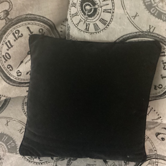 PETIT POINT PILLOW FLOWERED. - Picture 6 of 6